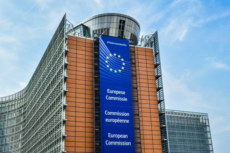 L’influenza delle normative UE sui contratti commerciali italiani